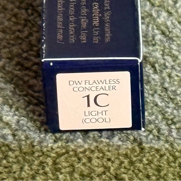 Estée Lauder Double Wear Stay-in-Place Flawless Wear Concealer: Light (Cool) 1C - Picture 6 of 14